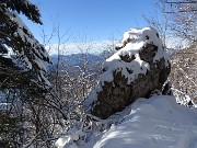 27 Roccione ricoperto di bianca neve